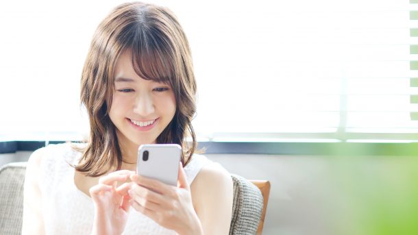 楽しそうにハピタスを利用する人