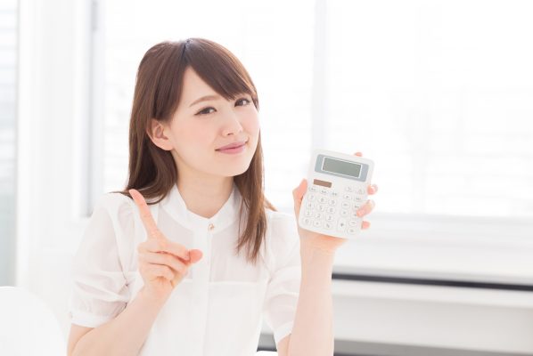 お得を表現する女性
