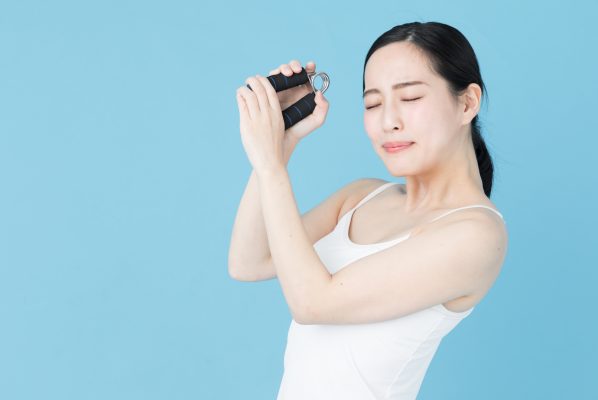 ガチホのイメージ ハンドグリップを握る女性