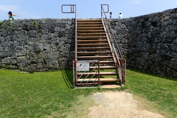 座喜味城跡 城壁に上がるはしご