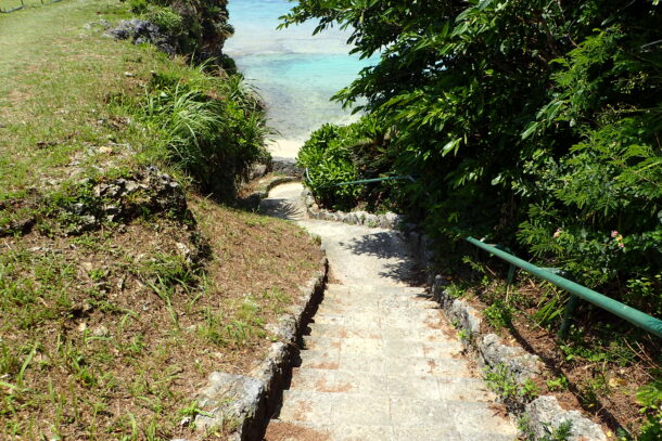 ニライビーチに下る階段