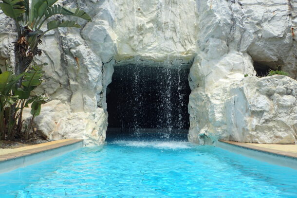 プールにある洞窟