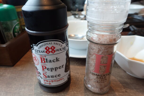 ブラックペッパーと塩