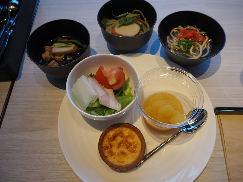 沖縄そば3種 Nashiroの朝食