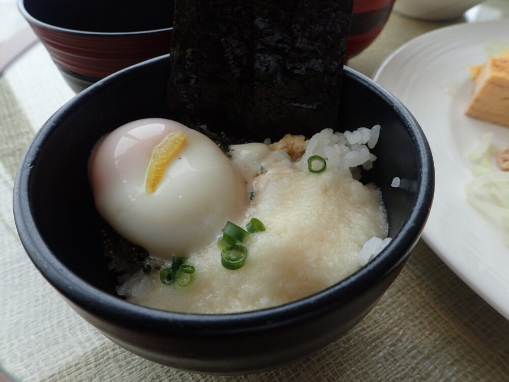 海ぶどう＆とろろ丼の温玉のせ