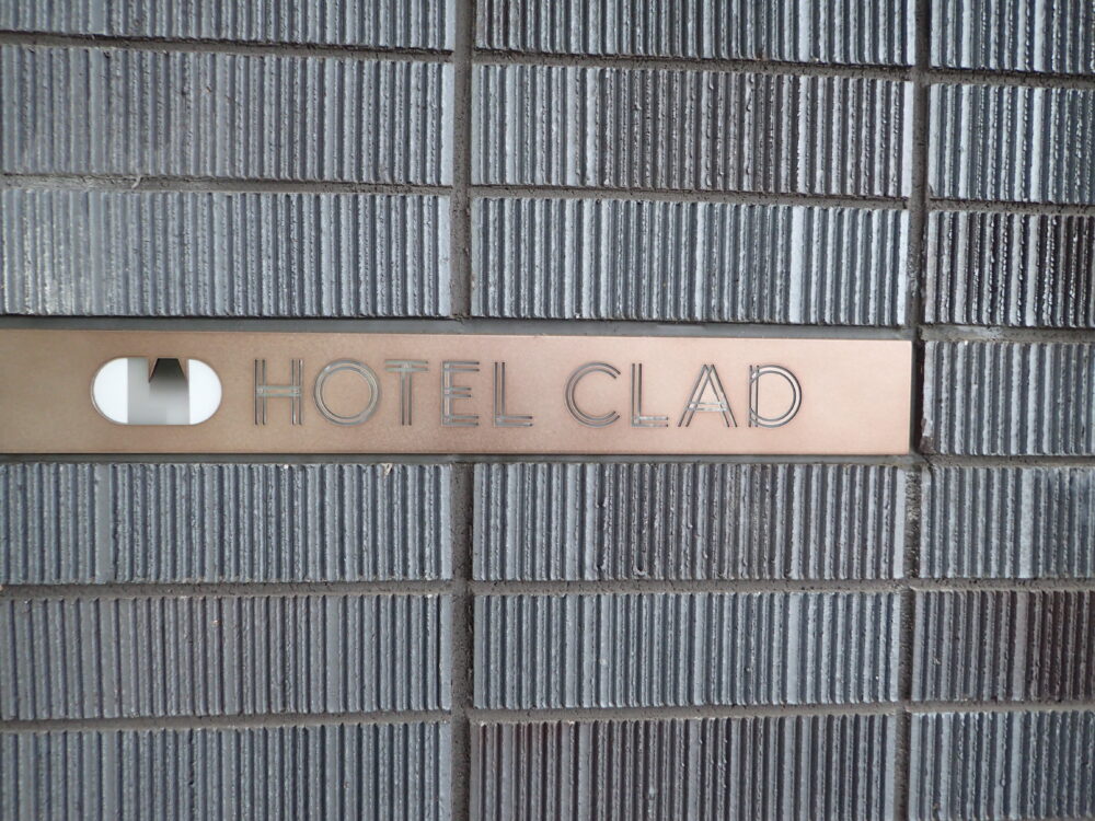 HOTEL CLAD（ホテル クラッド）看板
