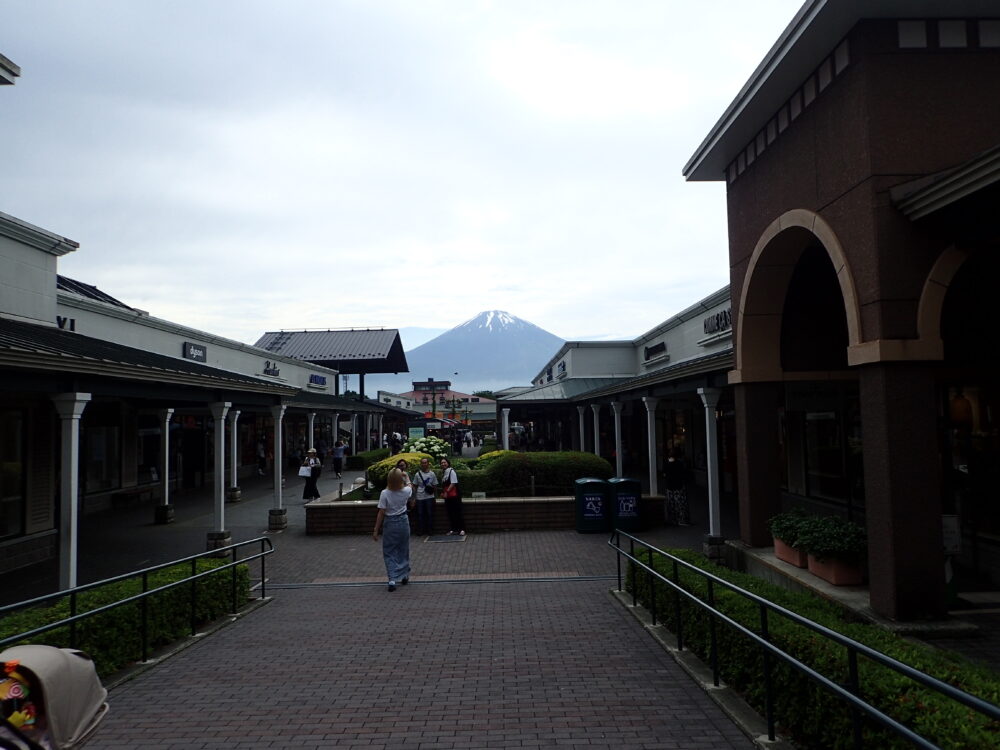 御殿パプレミアムアウトレットの街並みと富士山